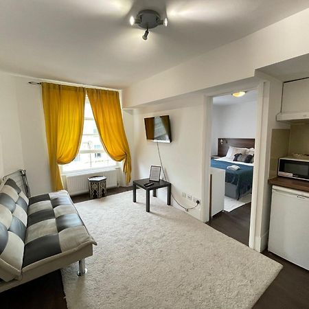 Captivating 1-Bed Apartment In ロンドン エクステリア 写真